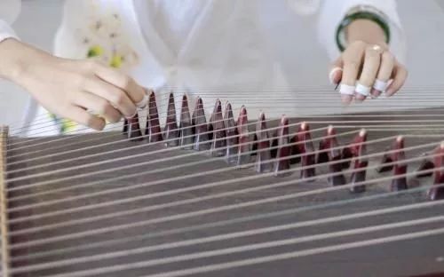 弹古筝如何能做到一个音不错,弹古筝最好的方式