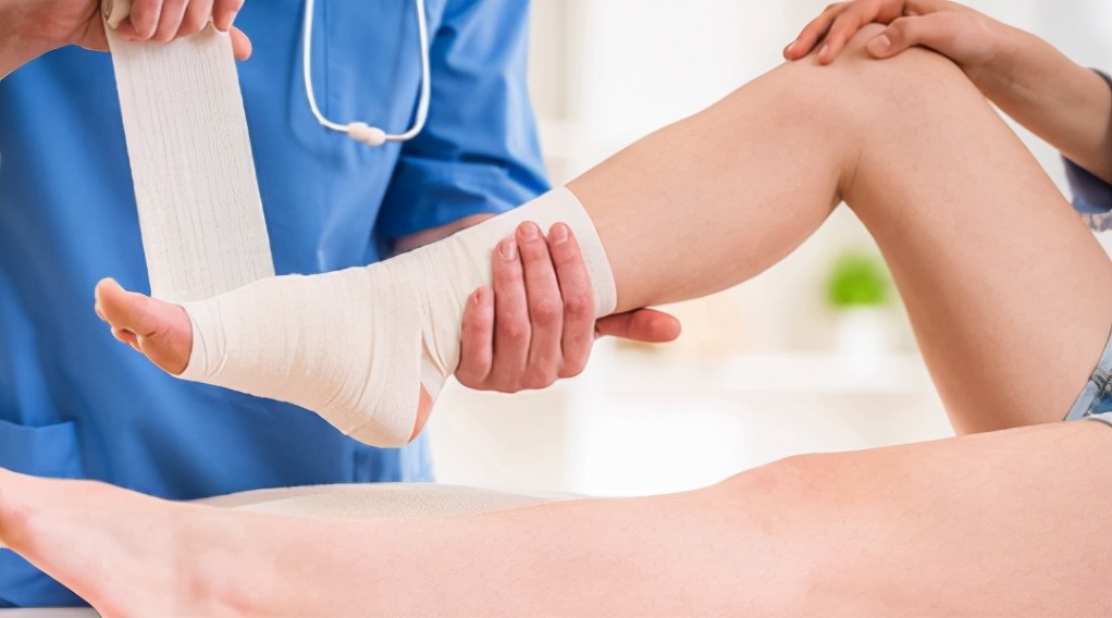 扭伤红花油的正确使用方法,扭伤了早期用红花油了怎么办