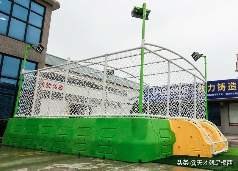 火辣辣的重庆教育装备展哗啦啦的恰好时校园智能足球场！