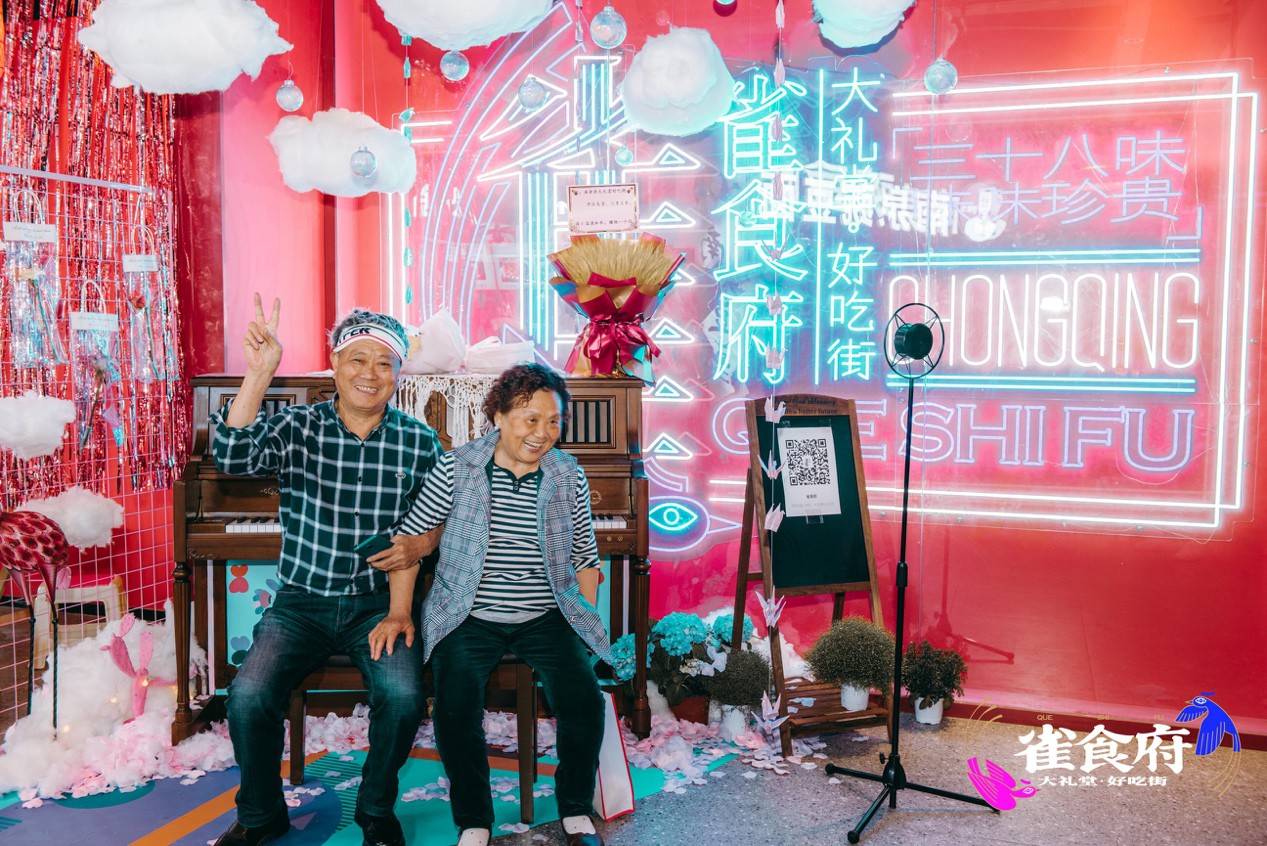 五一重庆路人偶遇岳岳雀食府时光打卡重返80年代