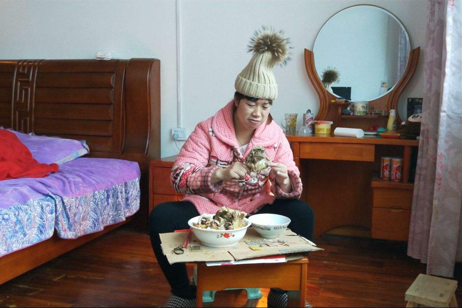 产后坐月子要婆婆还是妈妈来照顾,月子期间谁来照顾宝宝比较好