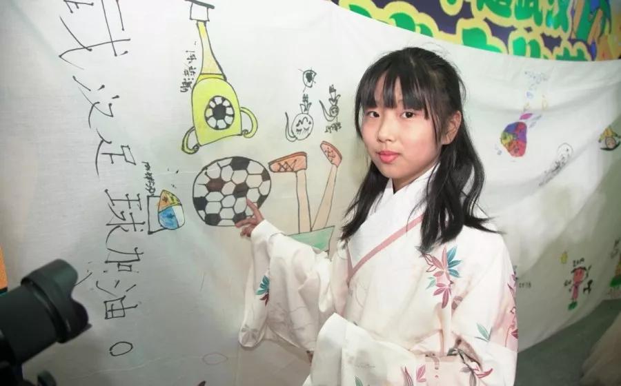中超武汉球迷文化节“小小画家”童心绘出绿茵梦
