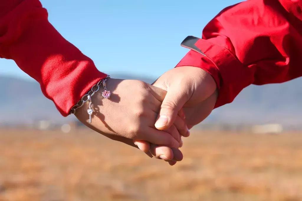 他们就像世界的两极,却爱得惊天动地,坚如磐石……