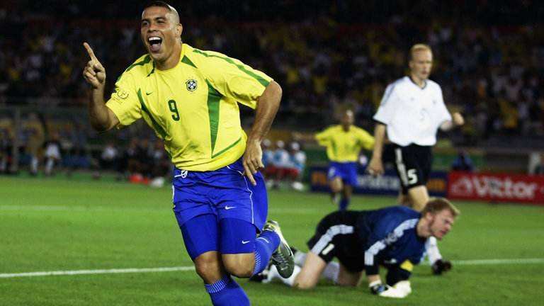 大罗和梅西世界级的突破过人,为何梅西不容易受伤,大罗容易?