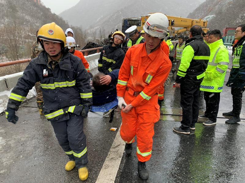 货车冲出高桥司机命悬一线柞水消防员悬空救人！厉害了！