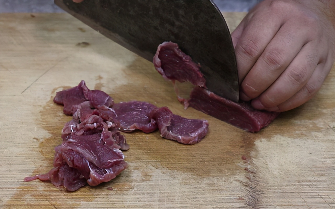 天冷适合吃点红焖牛肉,牢记这三点炒牛肉又嫩又好吃
