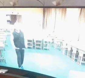 由于瘟情：老师变成了“主播”直播上网课、结果老师涉黄被封号！