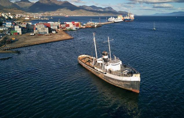 此国每十年一次经济危机白领上街翻垃圾，专抢华人超市过活