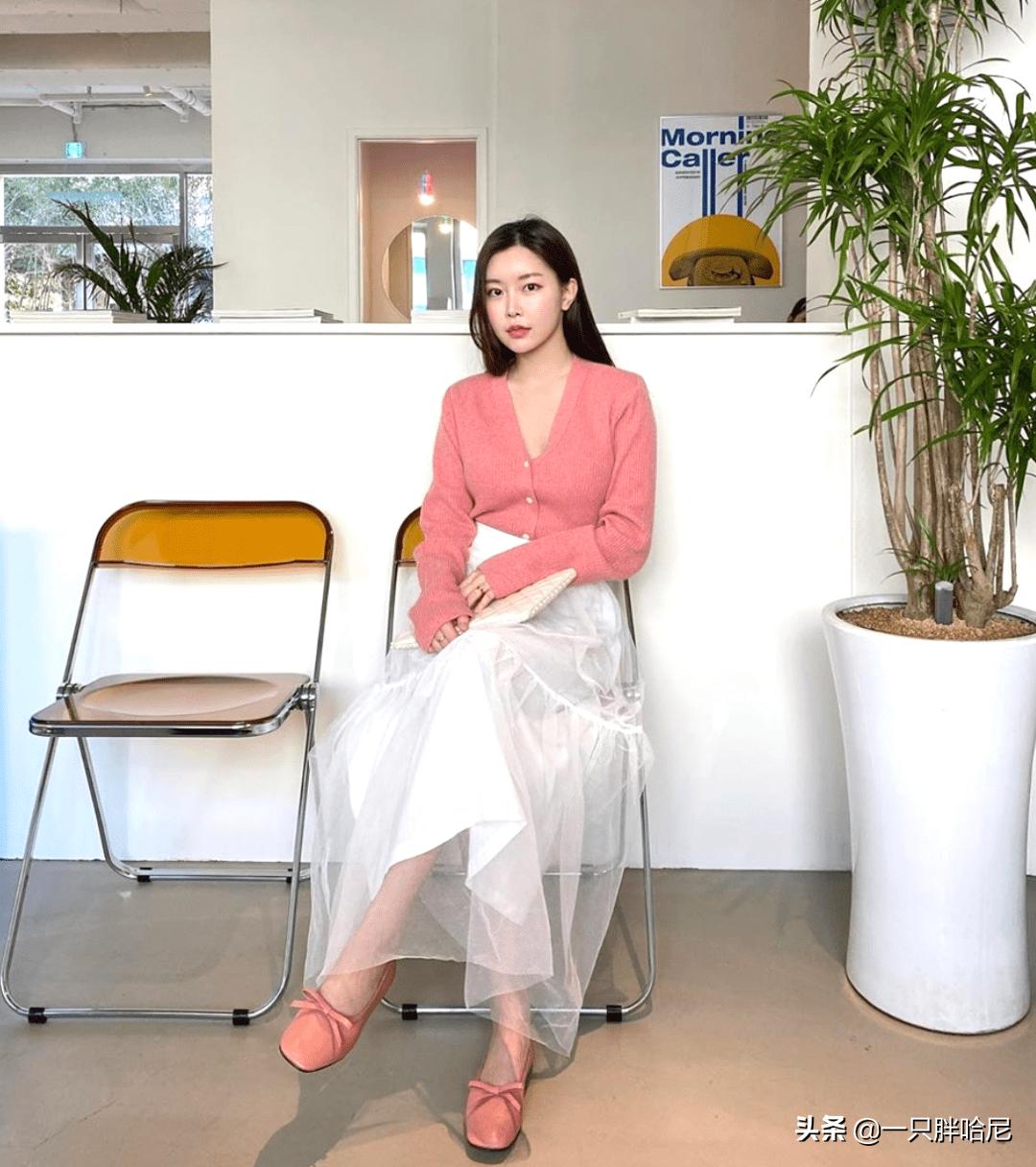 夏天穿鞋不要选这3个“颜色”，容易显脚黑，还不洋气