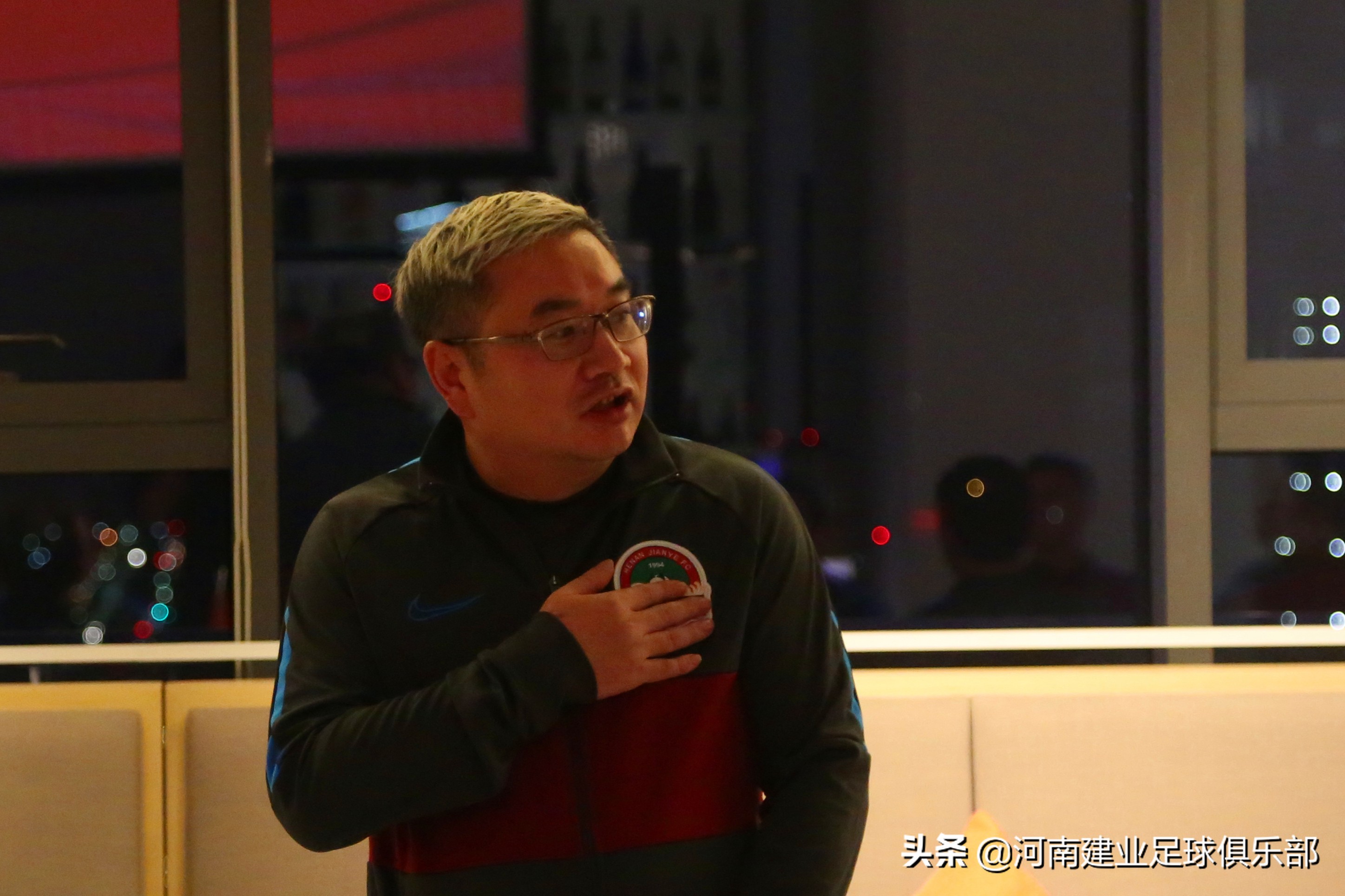 团聚团结为胜利而超越