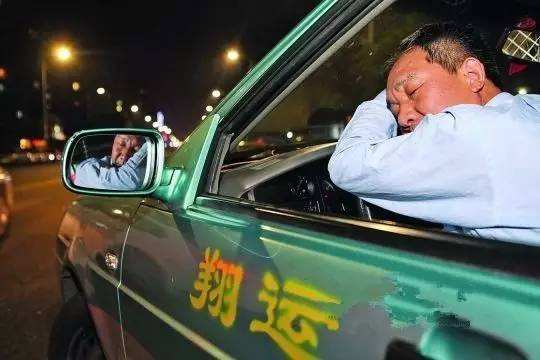开出租车挣钱不容易,看完这些,你就知道出租车司机有多累有多苦