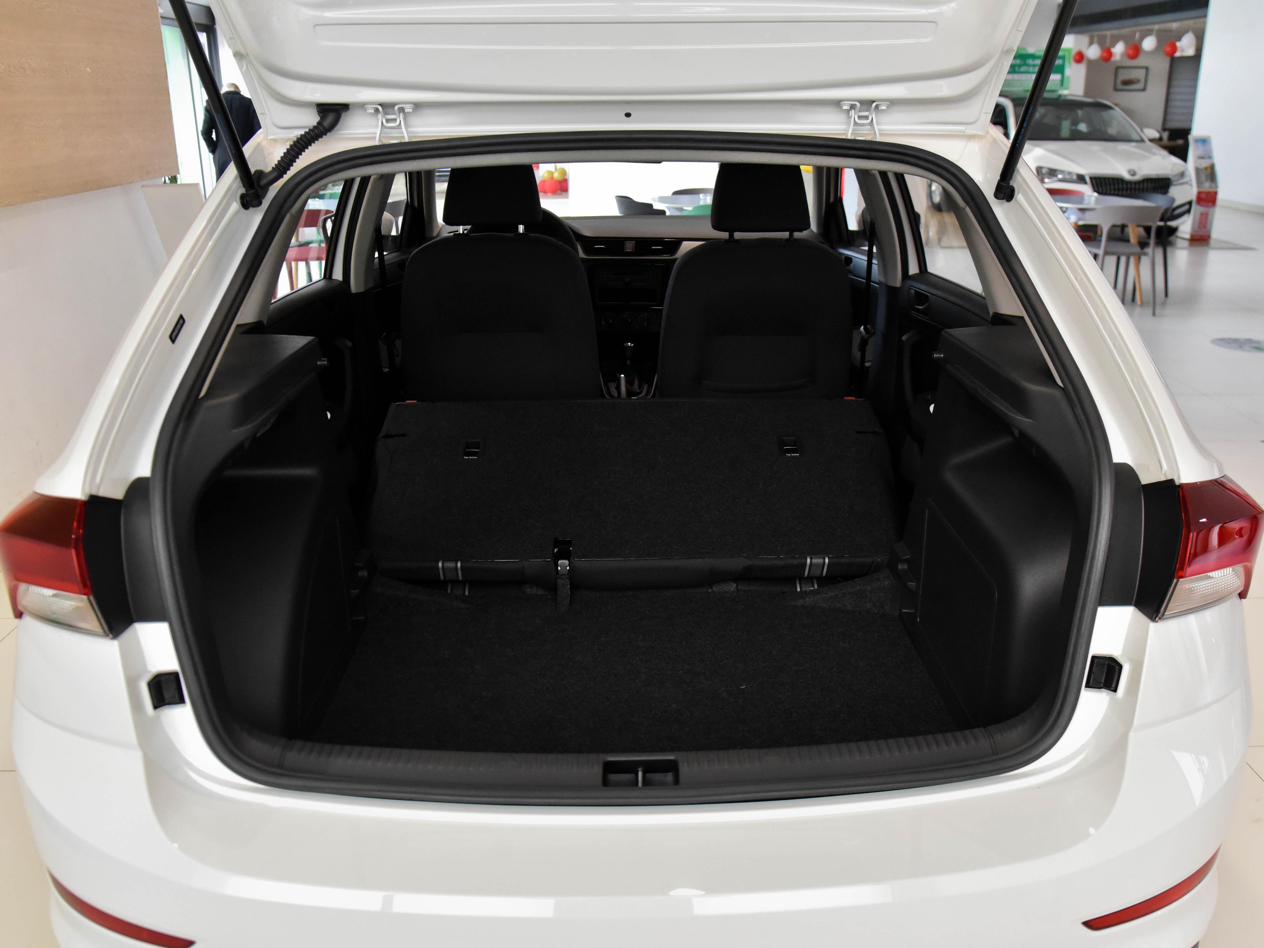 低配自动合资轿车便宜新车,低配汽车的油耗是多少