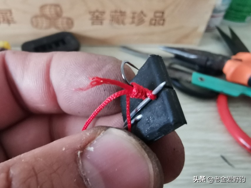 自制绑钩器的绑钩演示,绕线圈自制绑钩器可以绑袖钩