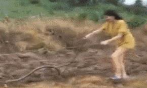 搞笑gif妹子的舞蹈好有征服力,妹子跳舞搞笑图片