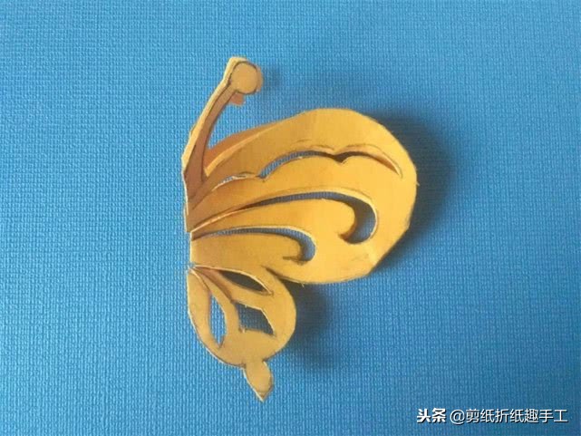 对折两次剪出四只蝴蝶,剪出四只蝴蝶