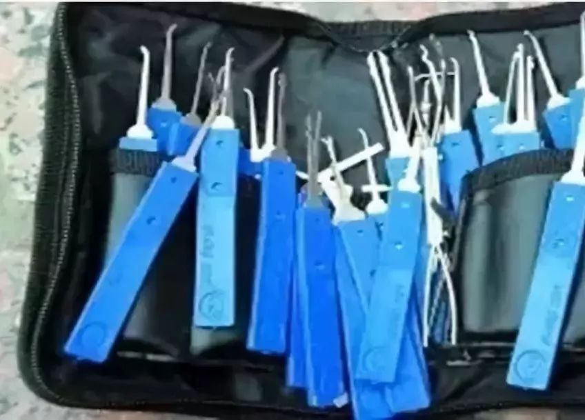 门锁有安全漏洞小偷轻易入室盗窃,防入室盗窃的锁