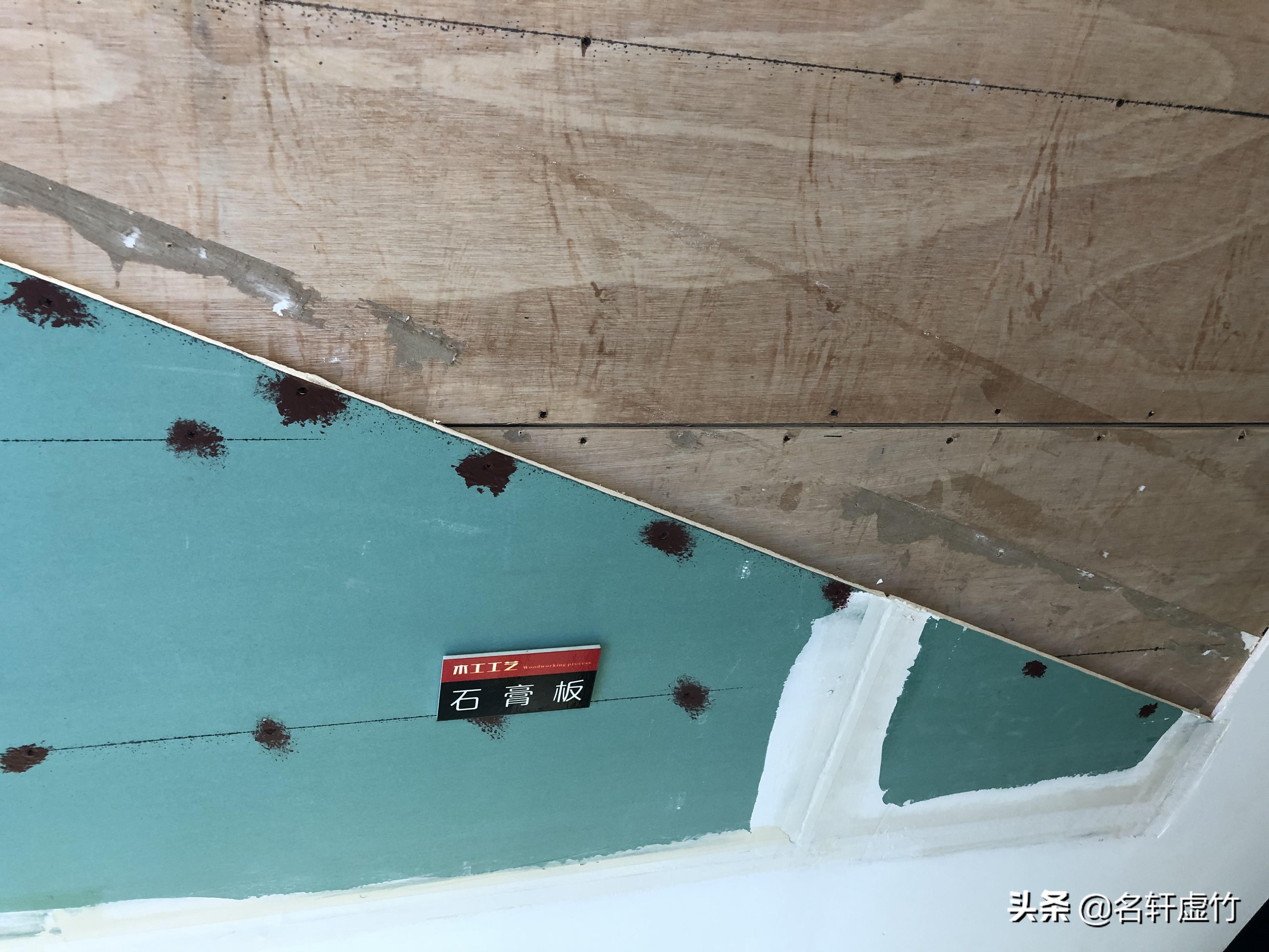 天花板墙体脱皮是什么原因,天花板发霉空鼓起皮什么原因