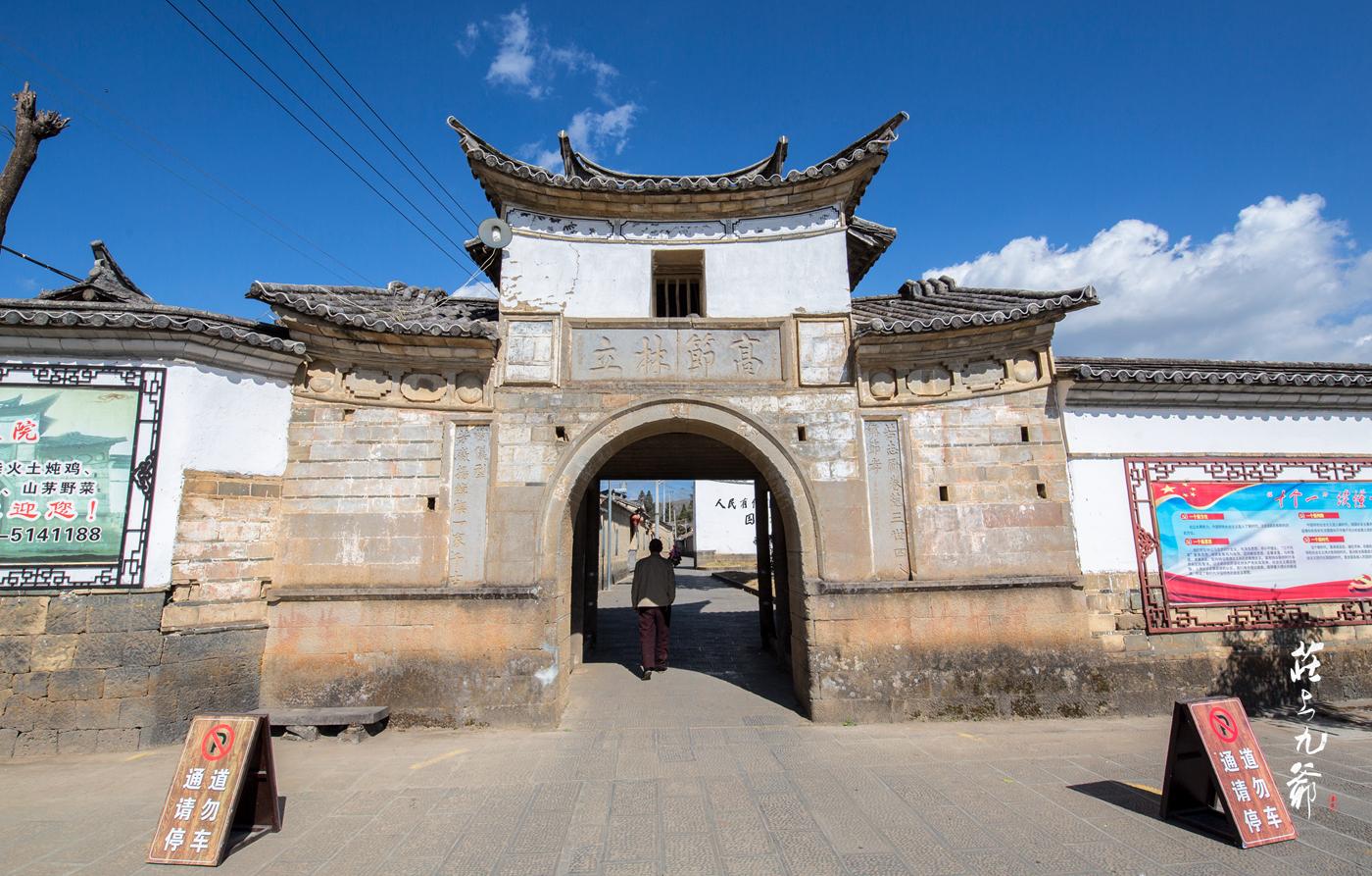 西董古村斜阳余晖下的悠然静寂