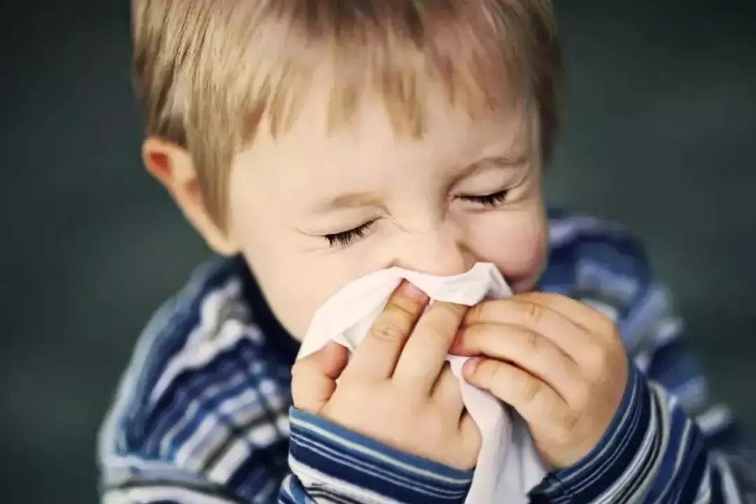 夏季小孩能剃光头光脚吗,孩子夏天到底能不能吃冰啊