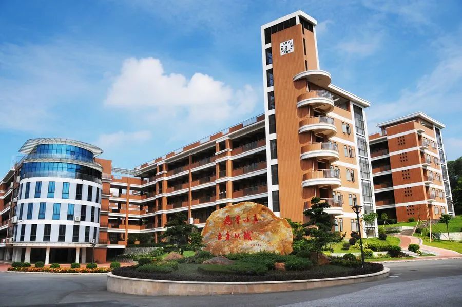 2022年东莞中学松山湖学校喜报,松山湖莞中2022重本率