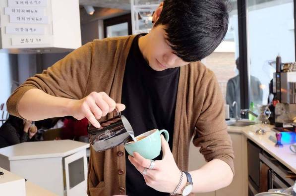 他把梵高的名画装进一杯咖啡，竟然撩到10万迷妹