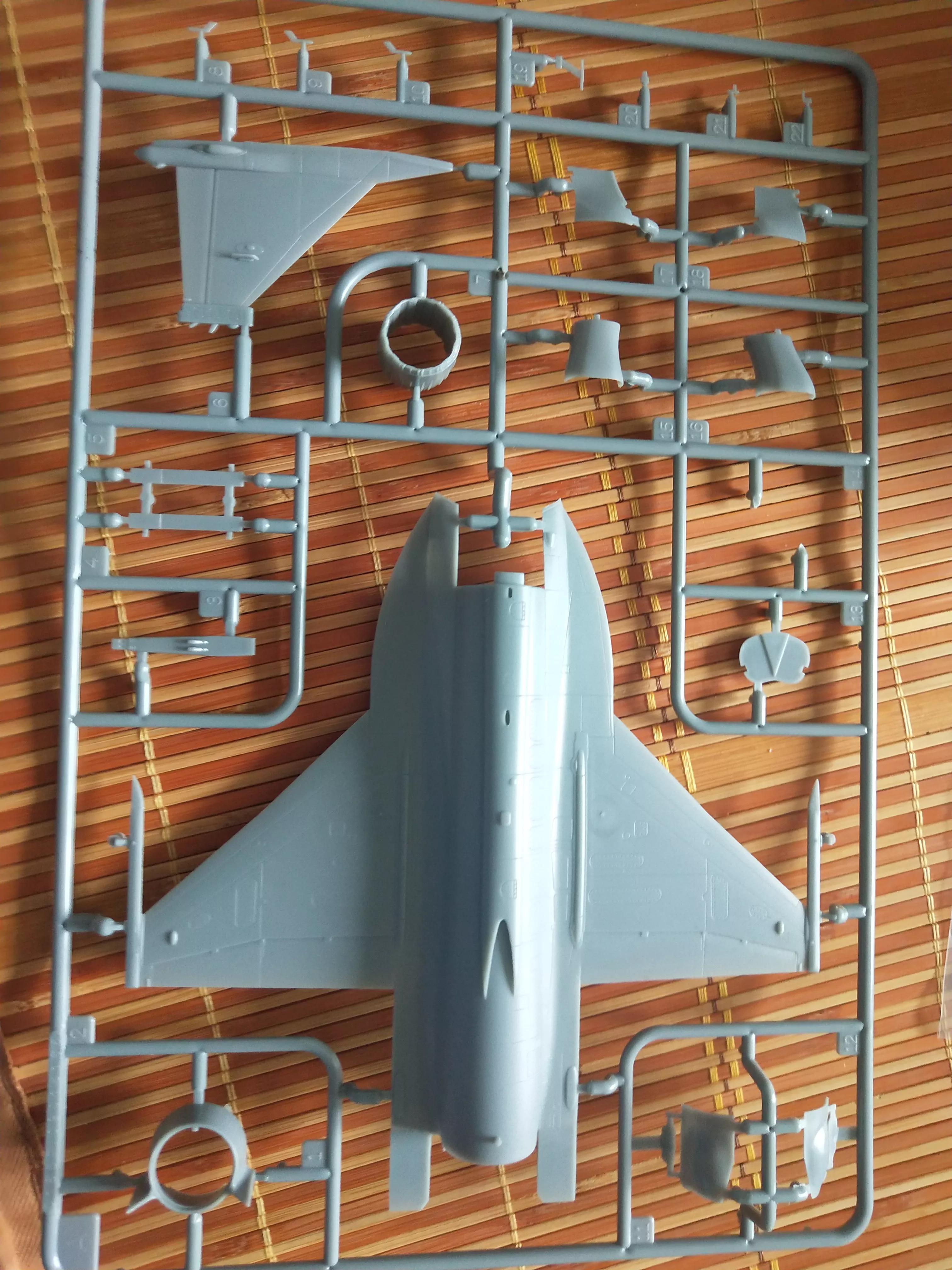 枭龙战斗机模型,小号手战斗机模型开箱视频