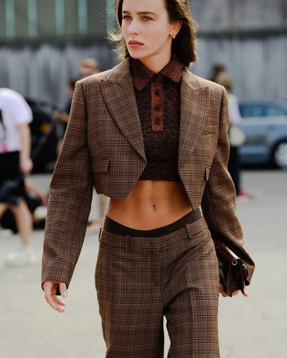 西装外套又长又宽怎么穿,西装外套怎么选越短越时髦