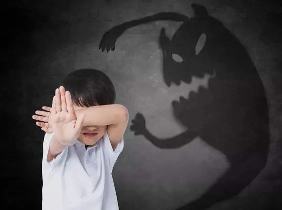 孩子胆小害怕是教育过早造成的吗,孩子总是特别害怕犯错