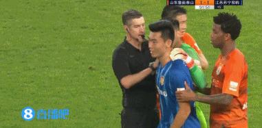 中超再现冲突：王大雷掐脖子，谢特拉为小弟出头，半路杀出个戴琳