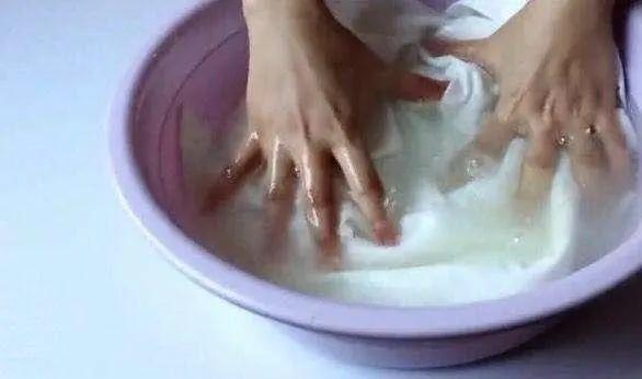 夏季白色衣服泛黄如何清洗,出汗衣服上有白色汗渍是什么原因