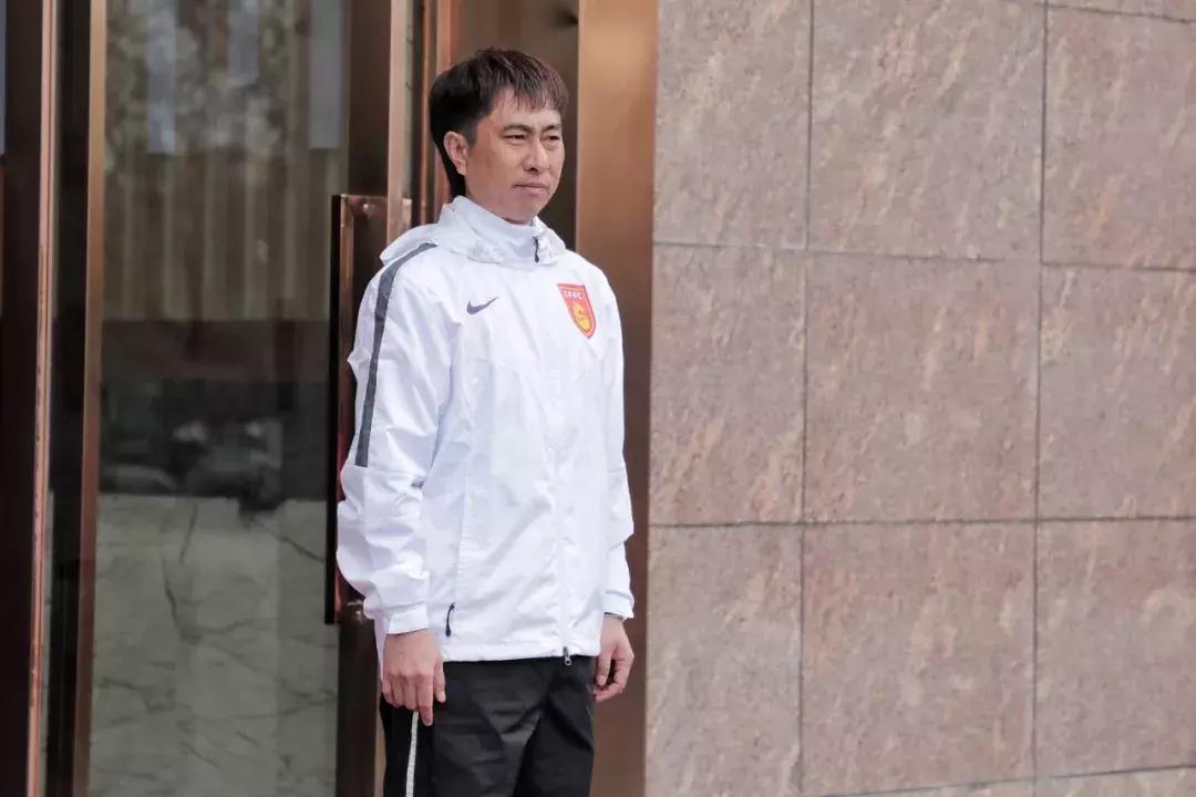 只5天时间就练出了感情——河北华夏梯队队员搂着教官依依不舍