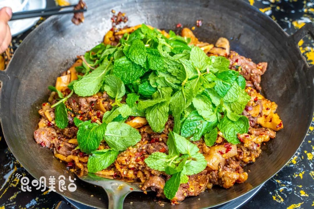 昆明每天卖的最好的美食,昆明每天卖几百桌的街边美食