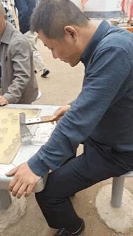 今天过来按脚,恰巧碰见了前女友,我该怎么化解尴尬呢?哈哈哈