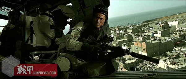 美国黑鹰战机坠落视频,十部顶级战争大片黑鹰坠落