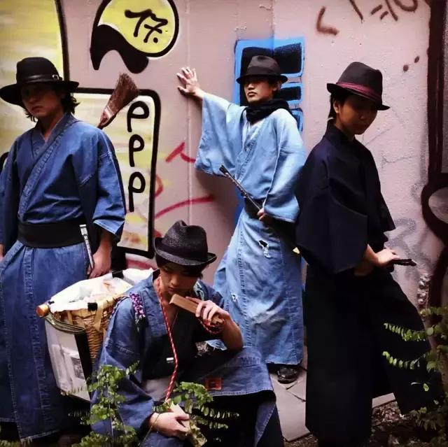 日本街头惊现捡垃圾天团，又酷又中二，网友：我也就看了十几遍吧