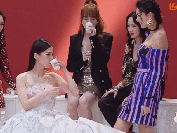 乘风破浪的姐姐黄圣依怎么不淘汰,黄圣依亮相乘风破浪的姐姐亮相