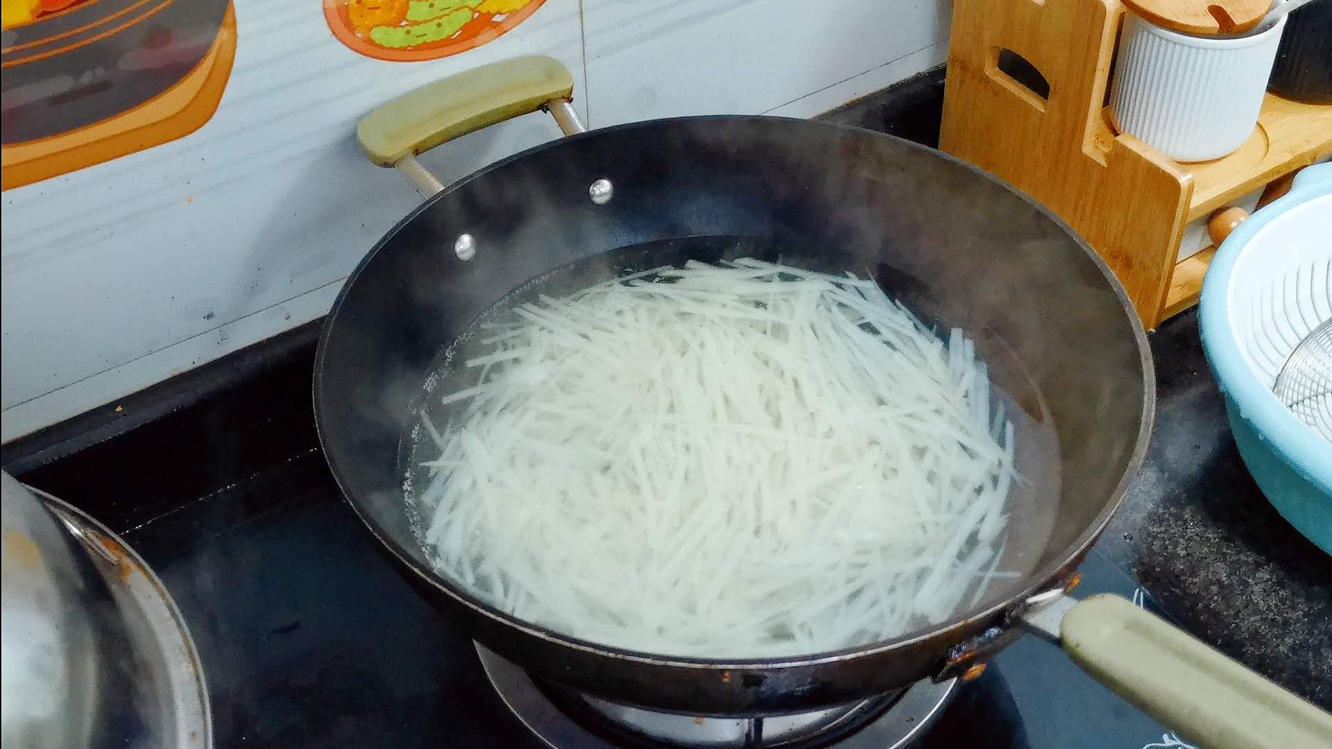 炒土豆丝要不要用开水焯一下,炒土豆丝要不要开水焯水