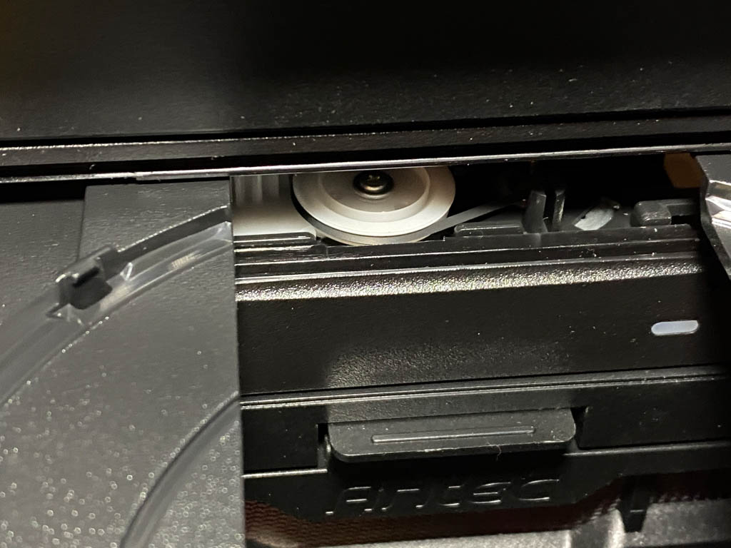 现在的机箱只能装一个机械硬盘,侧透机箱能装光驱