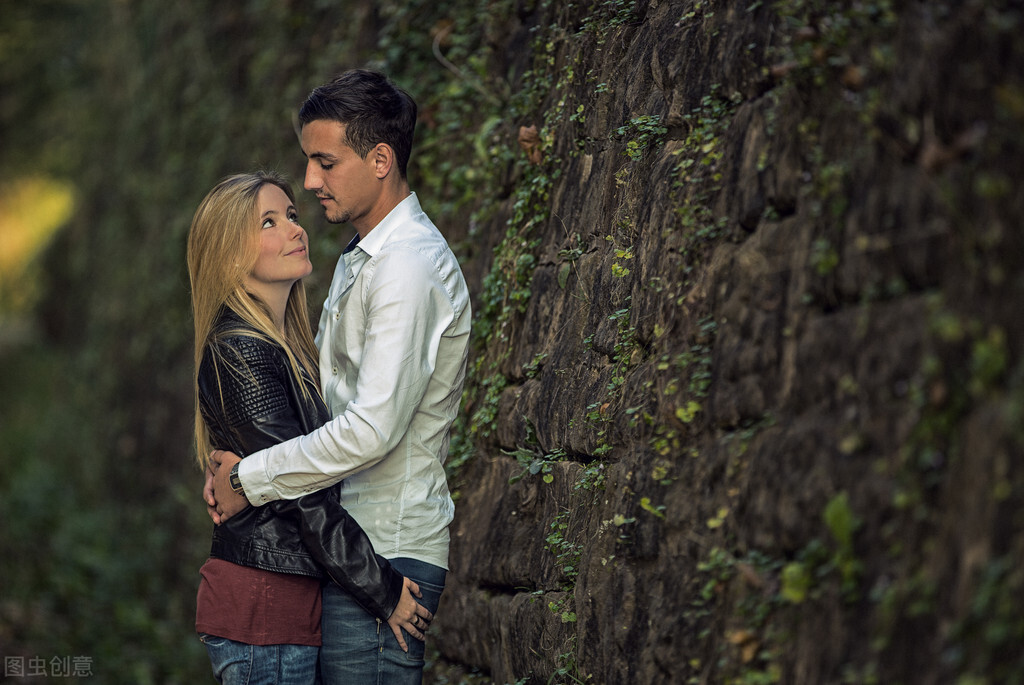 失眠睡不着是因为你想的太多,夜深了你还睡不着你在想什么呢