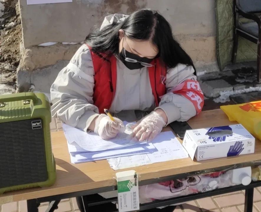 志愿者筑起复工复产疫情防控墙 (社区志愿者复工复产)