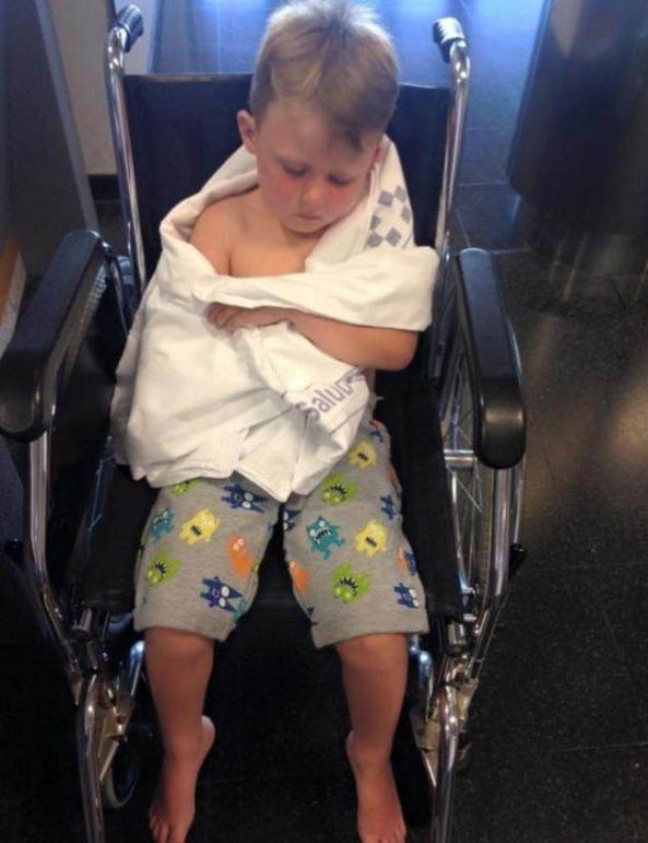 七岁男孩游泳被旋涡卷入,儿童游泳被教练绑着手和脚自救