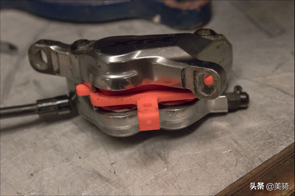 清洁油压碟刹活塞和卡钳,如何清洁碟刹盘