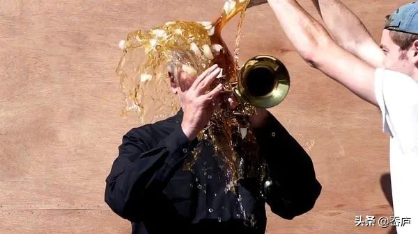 他是电影圈中的咖啡老炮，3岁开始喝咖啡，每天畅饮20杯