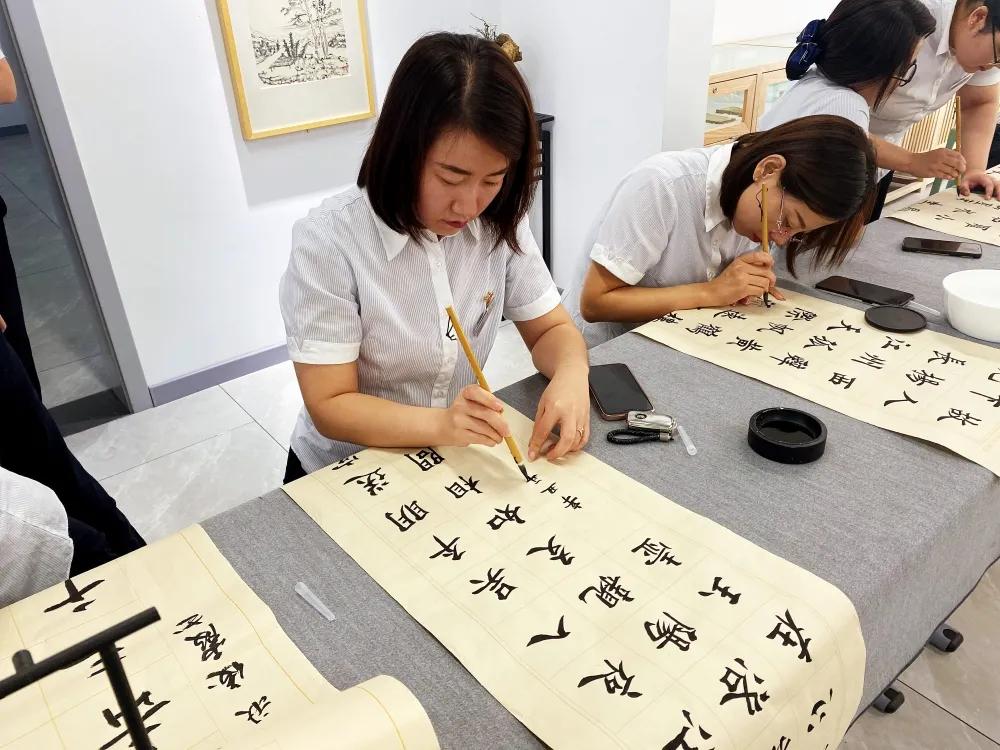 “挥毫透纸背墨香染清秋”——交城农商银行工会开展书法交流学习活动