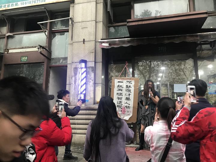 瑗胯鍝ヨ藩鍦ㄥ湴涓婂彨娌堝穽鐖哥埜,娌堝穽璺笅鐗囨