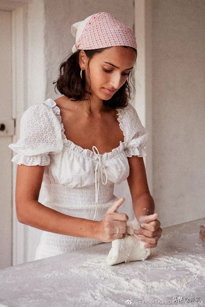 钟楚曦同款连衣裙丝绒,钟楚曦同款白色吊带连衣裙