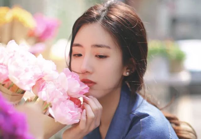 对男人专一深情重感情的女人,女人专情且长情男人多情且绝情