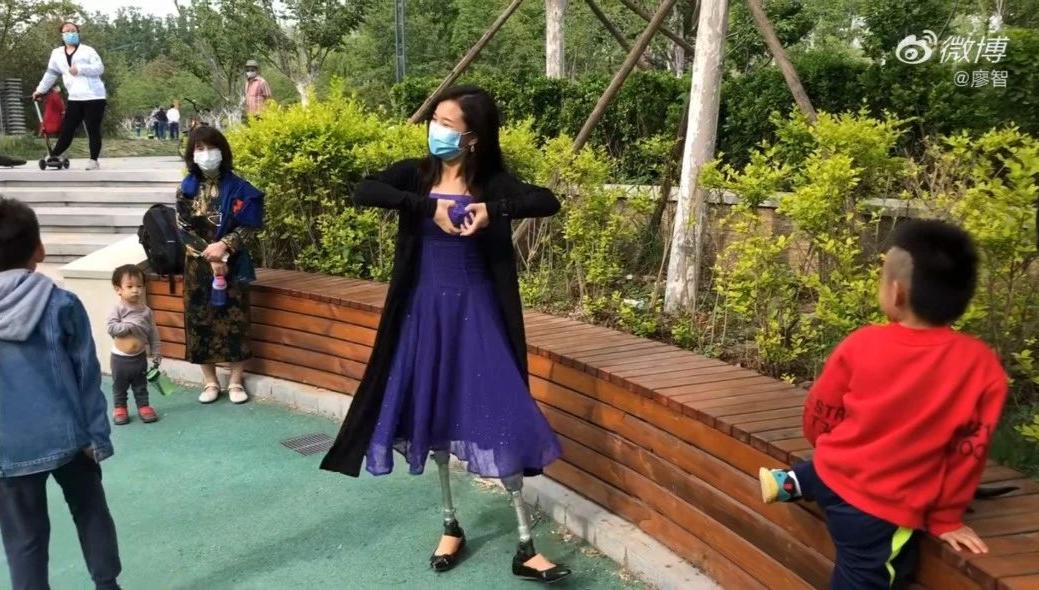 13岁独臂篮球少年网络爆红,广东独臂篮球少年成为运动员