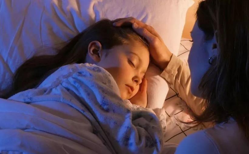 分房睡后妈妈担心女儿不适应，女儿却说真好，看完监控哭了