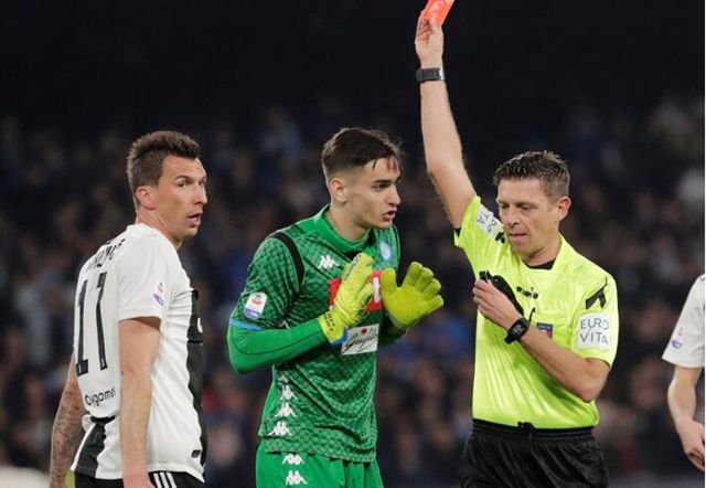 科普：都别争了！IFAB告诉你，梅雷特对C罗的犯规100%红牌！